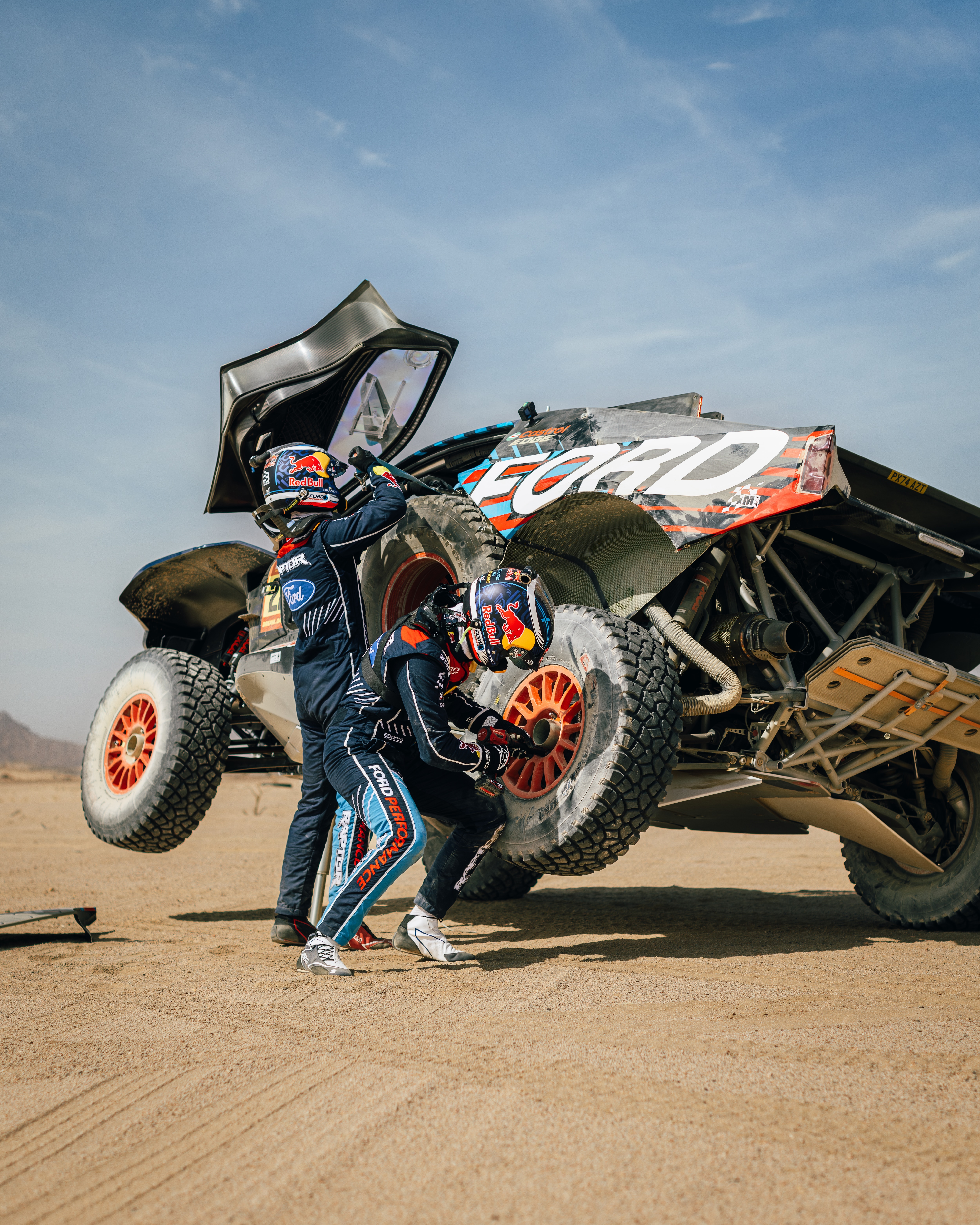 Raptor T1+ at 2025 Dakar Rally. License valid for earned editorial, press releases, press kits. All non-broadcast digital and online media Region: Global. This content is solely for editorial use and for providing individual users with information. Any storage in databases, or any distribution to third parties within the scope of commercial use, or for commercial use is permitted with written consent from Ford in Europe GmbH only.